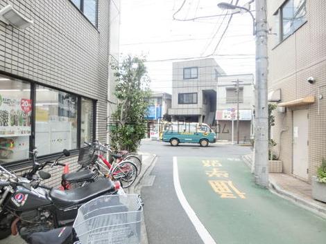 玄関前の通り