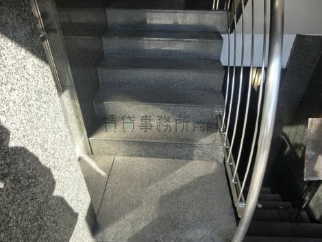 入ってすぐ階段がございます