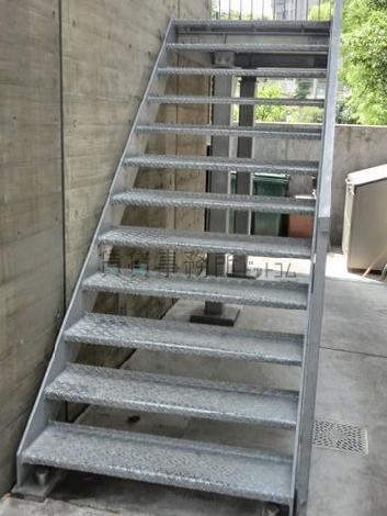 外階段はビルすぐ横にあります