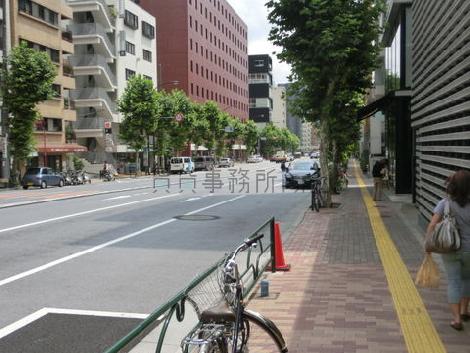 車通り、人通りが多く大変賑わっております