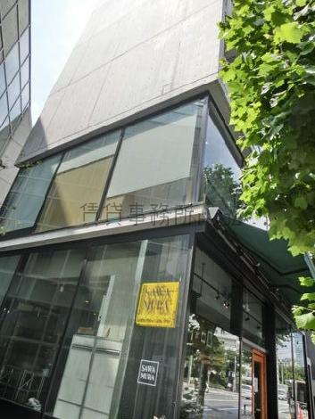 １階は全面ガラス張りです
