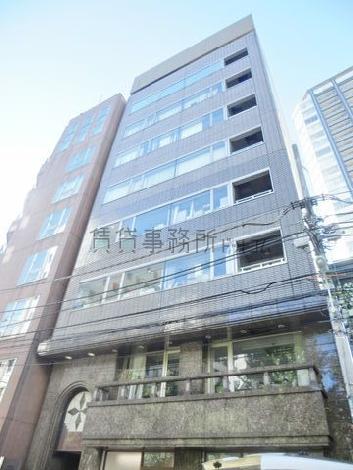 歩道から見上げた外観です