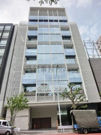 左右に設けられたバルコニーがお洒落ですね