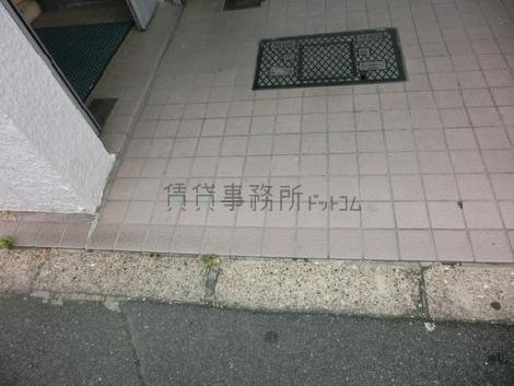 歩道との間に段差はありません