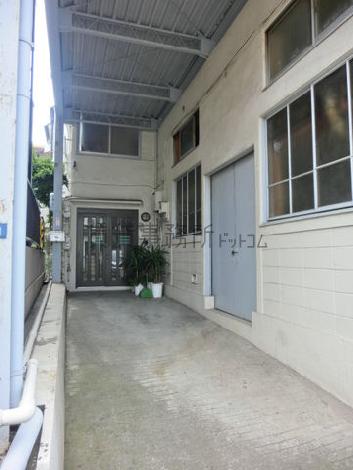 正面玄関になります。天井高がありますね