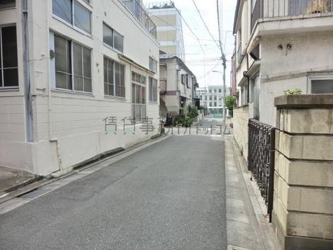 突き当りは高等学校となっています