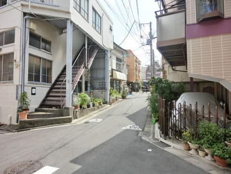 十字路に立地しています
