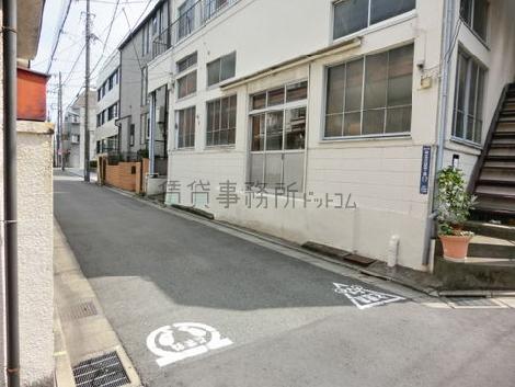 人通りの少ない落ち着いた環境です