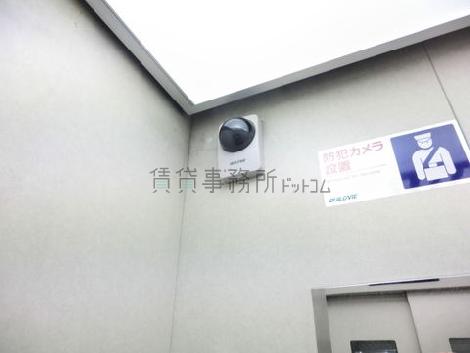 エレベーター内部に防犯カメラがあります