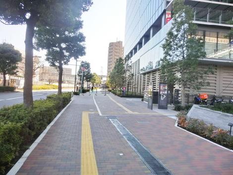 建物の全面は舗装された歩道です