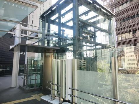 ガラス張りのエレベーターです