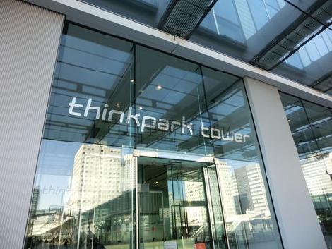 近くにはシンクパークタワーがあります