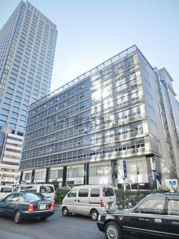 ガラス張りで構成された見通しの良い居室