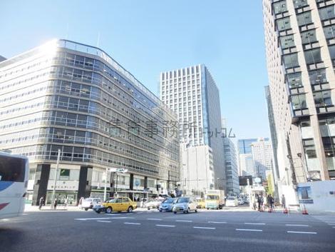 呉服橋交差点へ向かう通りです