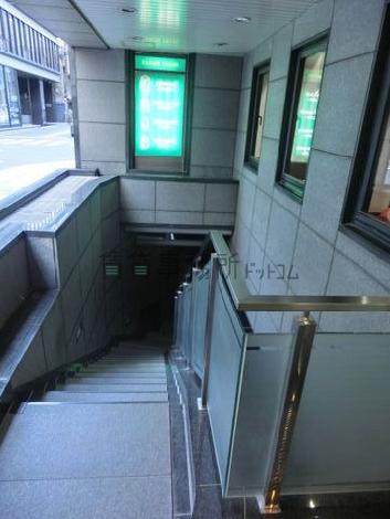 １階玄関横に地下店舗への階段があります