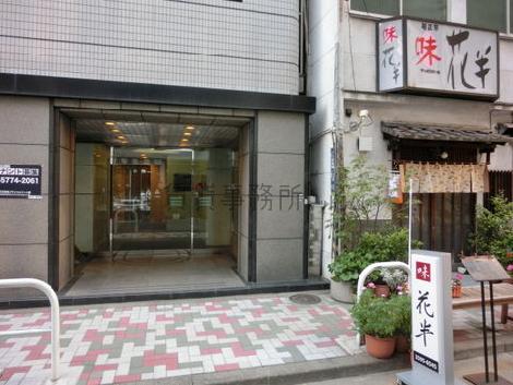 正面玄関遠景です