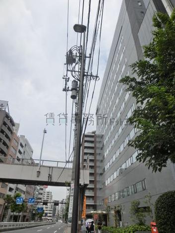 すぐ側に歩道橋があります