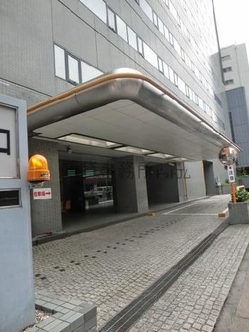 大型の庇が設置されています