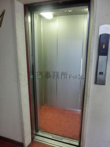 エレベーターの中です