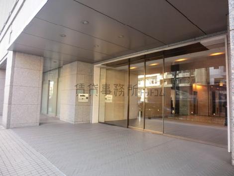間口の広いエントランス