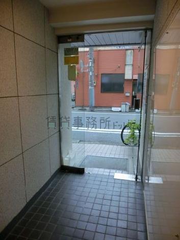 エントランス内から見た玄関です