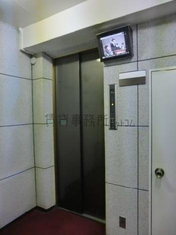 エレベーター前にモニターがあります