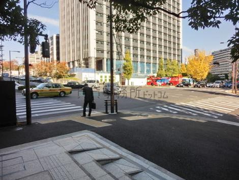 入口から交差点を見た視点