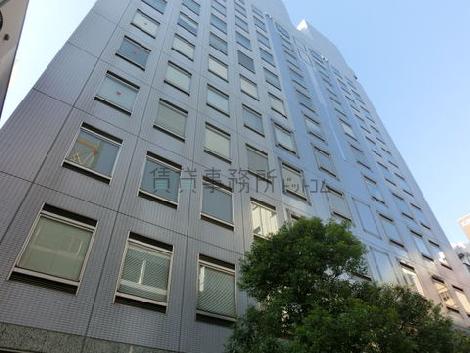玄関前から見上げた外観です