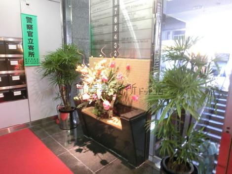 きれいな花と植栽が彩りを加えてます