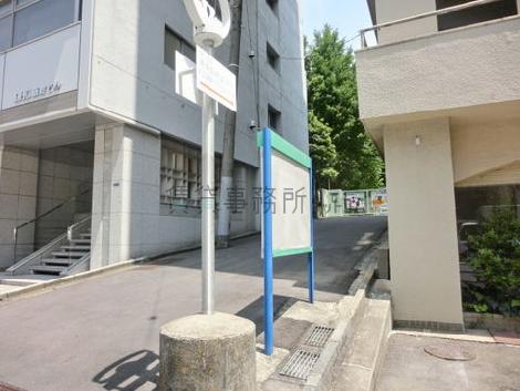 裏手には小学校、幼稚園があります