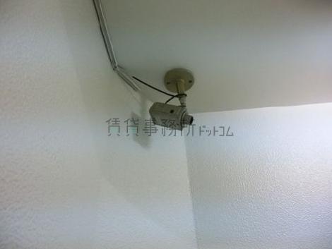 階段上に設置された防犯カメラ