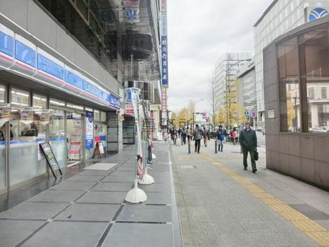 人通りの多い前面道路