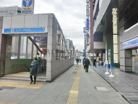 ビルの目の前に地下鉄出入り口があります