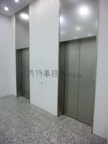 シルバーの扉のエレベーターが2基