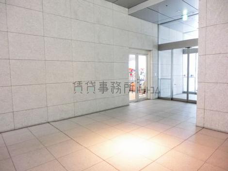 夜間通用口をホールから撮影