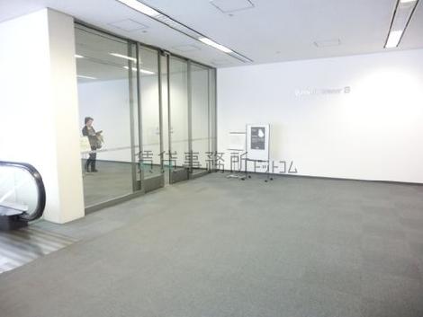 エスカレーターを上がって180度回った場所に入り口