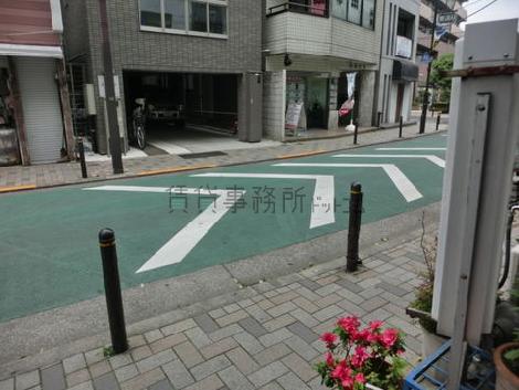玄関前です
