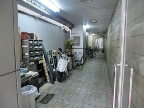 細長いアプローチです