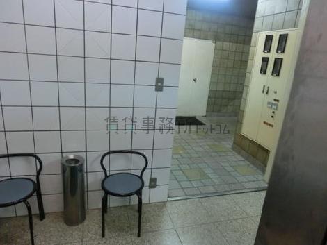 エレベーター内から見たエントランスです