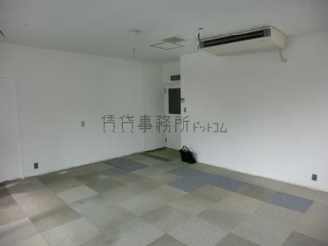 正面が入口です