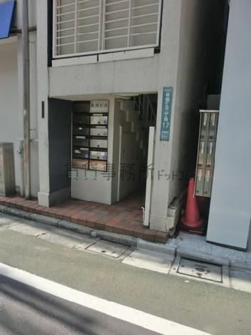 玄関前に郵便ポストがあります