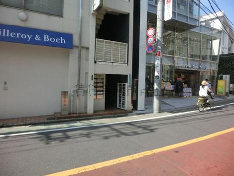 道路に直接面した玄関です