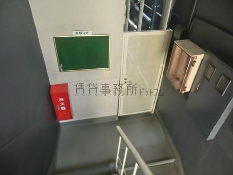 １階の階段踊り場です
