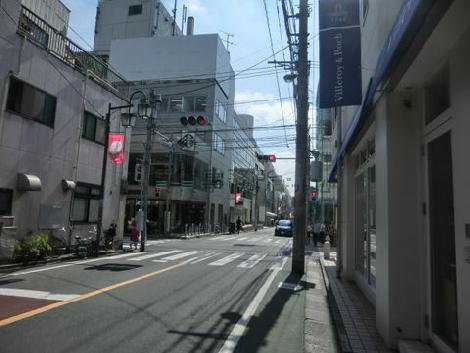 正面玄関右方向です