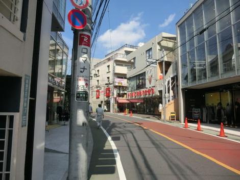 正面玄関左方向です