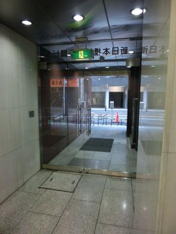 ガラス張りの扉で、取手も透明でおしゃれです