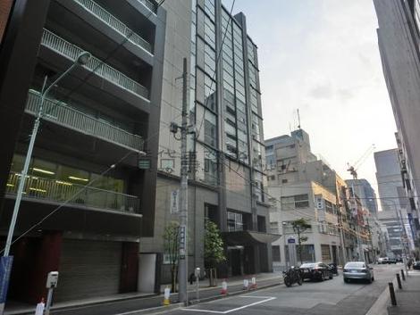 隣接した建物は、工業品取引所です