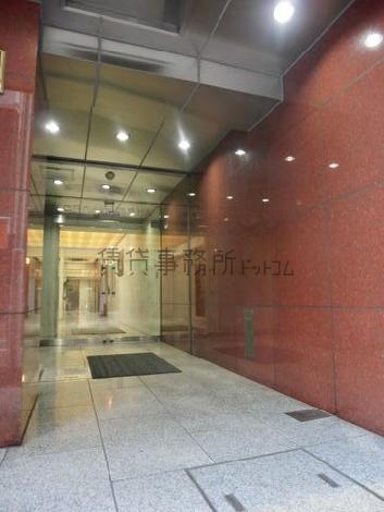 光沢のある建材に照明が反射して、良い空間を演出しています