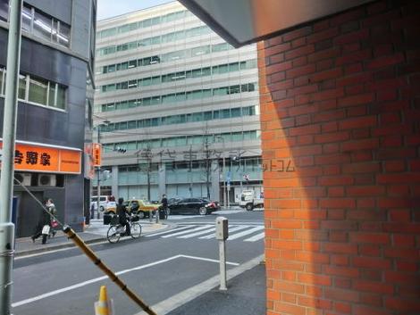 すぐ近くに人形町通りがあります