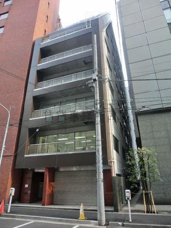 細長い敷地に建てられています